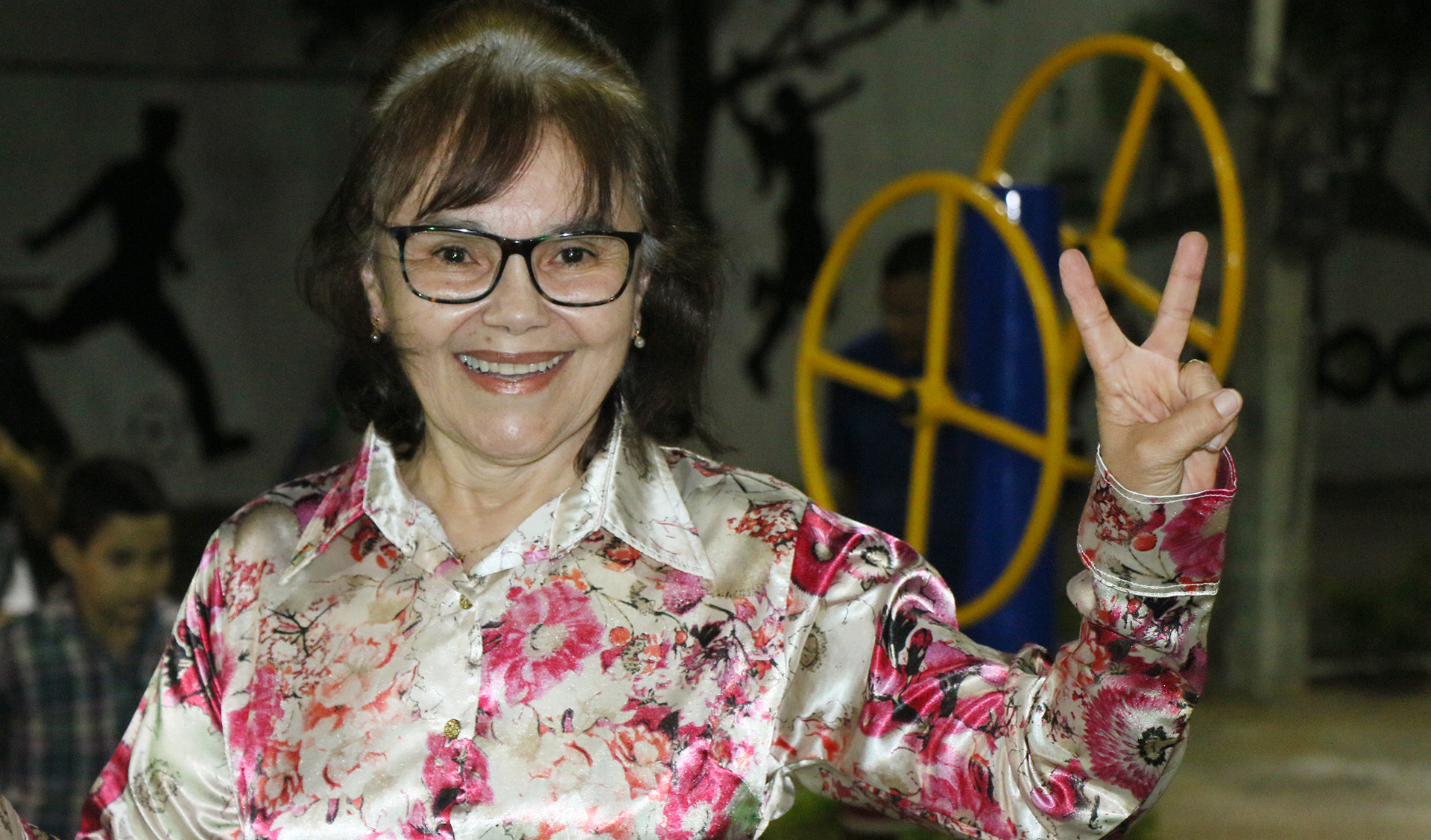 mulher posa para foto sorrindo